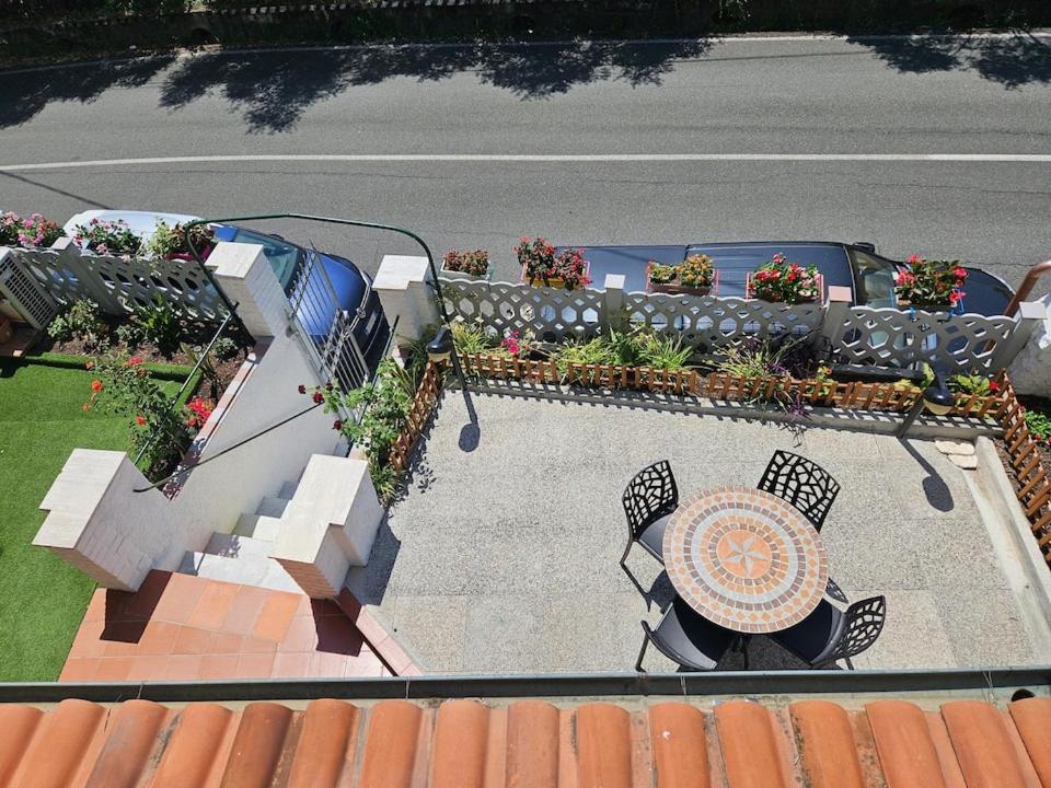 Casa Arcobaleno - giardino e parcheggio gratuito في لا سبيتسيا: اطلالة علوية على فناء مع طاولة وكراسي