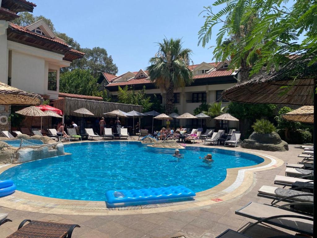 Bazén v ubytování Sun Blue Apart Hotel nebo v jeho okolí