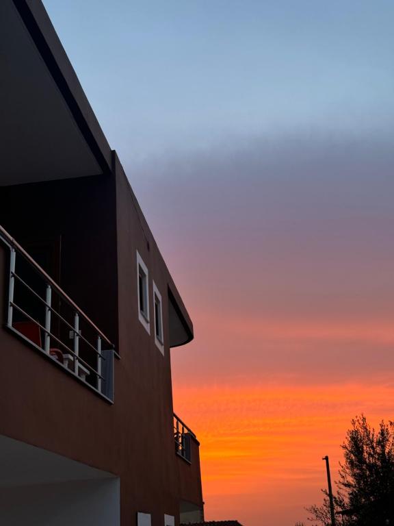 Východ nebo západ slunce při pohledu z apartmánu nebo okolí