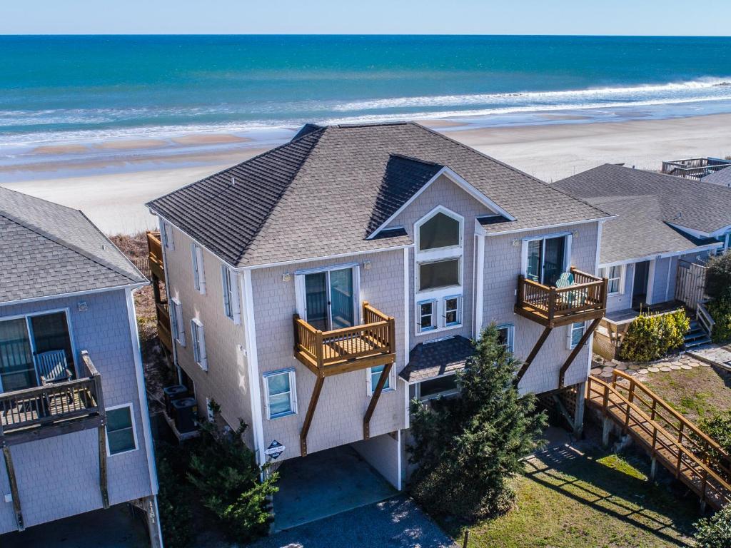 een luchtzicht op een huis met een strand bij Barefoot Bungalow in Surf City