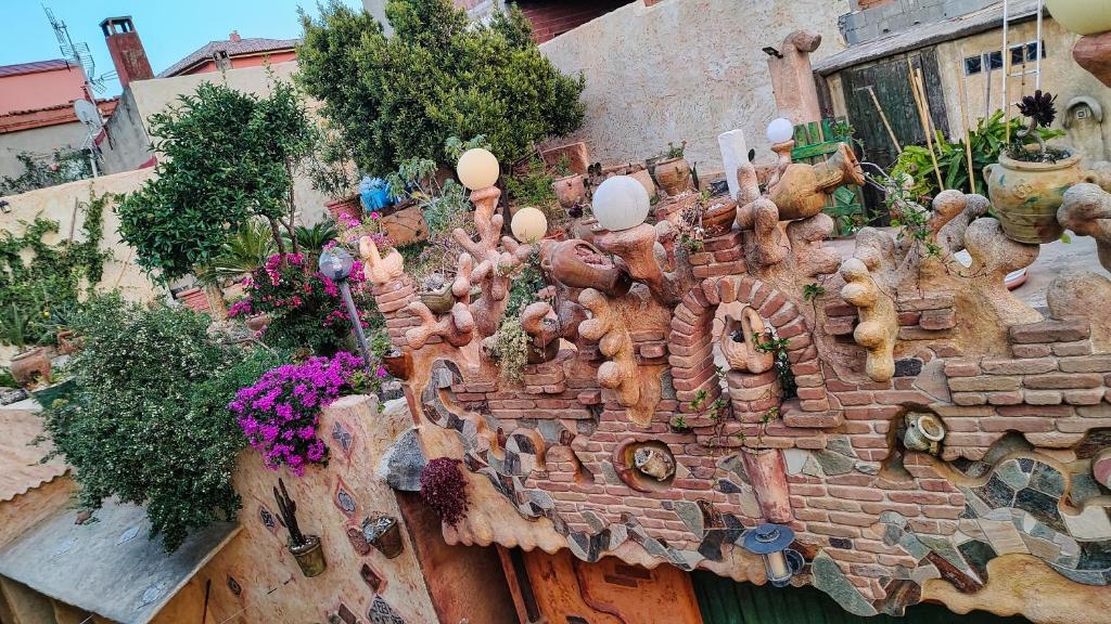 テウラーダにあるCasa Gaudiの煉瓦壁