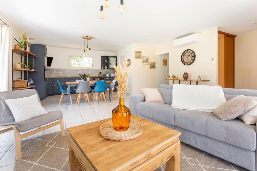 un salon avec un canapé et une table dans l'établissement Villa Marebi entre océan et vignes, à Sainte-Hélène