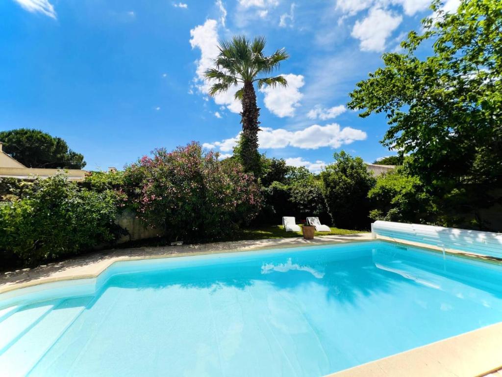 Villa Tournesol - Villa idéal pour les familles Quartier résidentiel MAE-5271 في لا غراند موت: مسبح في الخلف نخلة