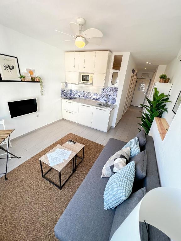 Et tv og/eller underholdning på Elegant 1BDR Bright Flat with Pool