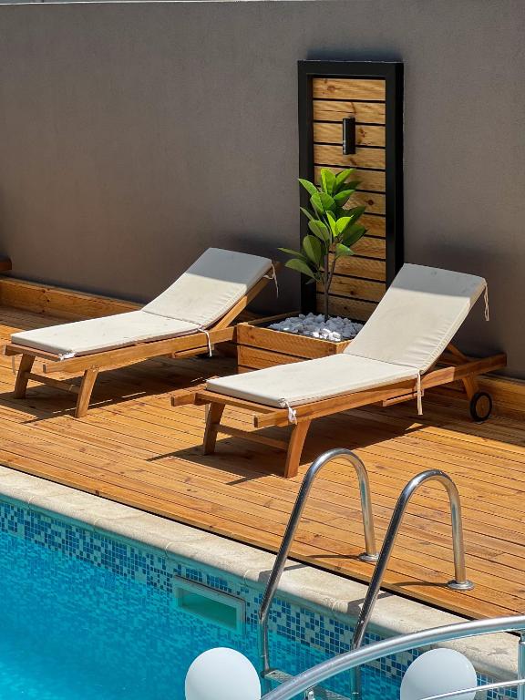 Bazén v ubytování Adeti Residence nebo v jeho okolí