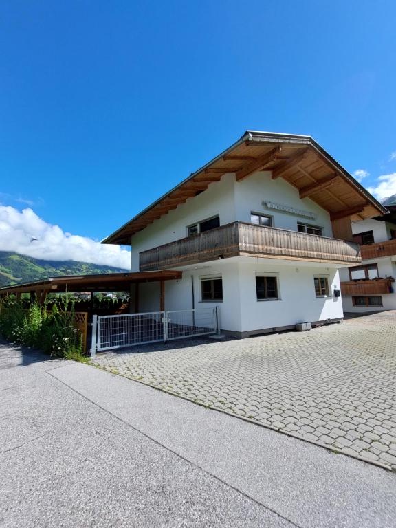 a large white building with a gambrel roof at Landhaus Irena - Familienfreundliches Ferienhaus an der Zillerpromenade mit Bergblick in Ramsau im Zillertal