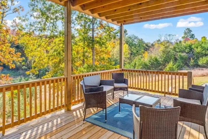 Μπαλκόνι ή βεράντα στο Billiards, Arcades, Peaceful Oasis, 400 of Daily Attraction Tickets!