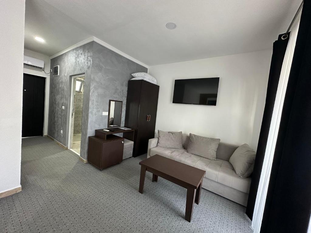 TV a/nebo společenská místnost v ubytování Hotel Halibas
