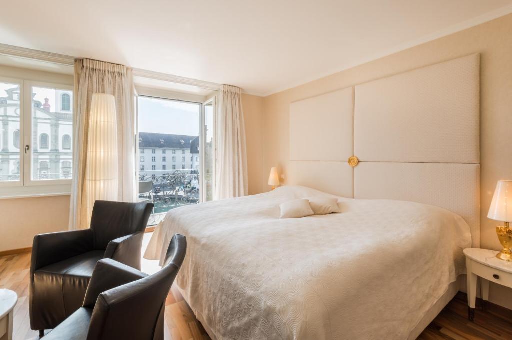 Postel nebo postele na pokoji v ubytování Hotel des Balances