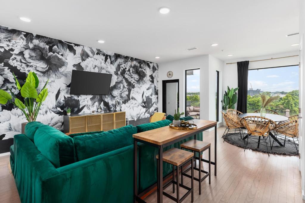 River View High-End Condo with Private Patio and FREE Parking ...