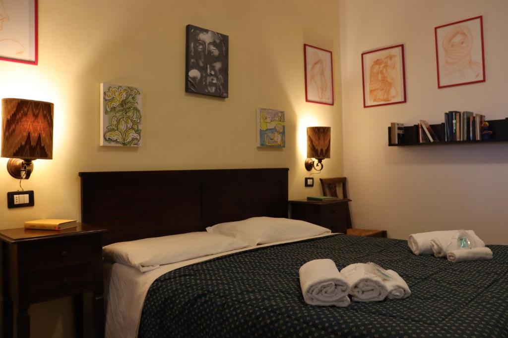 a bedroom with a bed with towels on it at azienda agraria Il Cardellino 2 in San Valentino di Villa