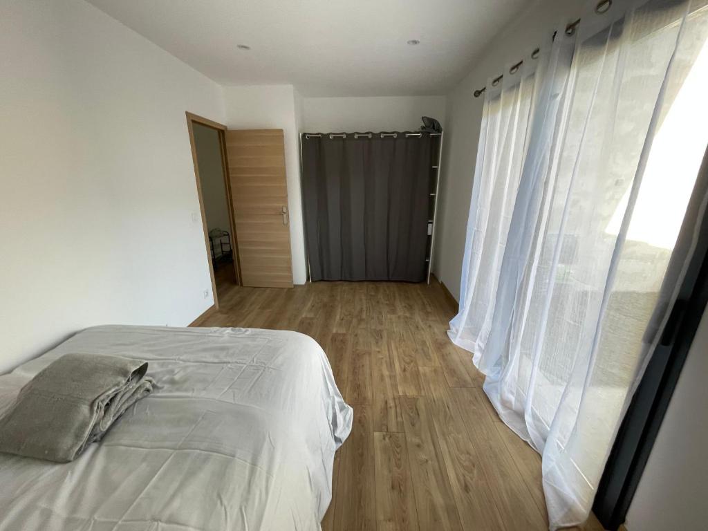 une chambre avec un lit et une grande fenêtre dans l'établissement Casa Anna, à Bonifacio