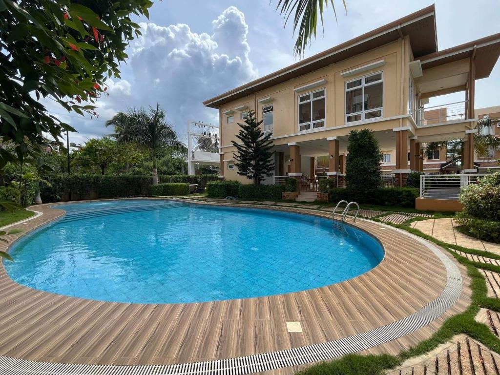 Bazén v ubytování Puerto Princesa Palawan Queen Bed Studio with Pool, Gym, Security, View nebo v jeho okolí