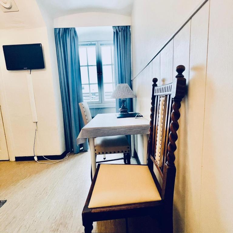 TV a/nebo společenská místnost v ubytování Senate Hotel