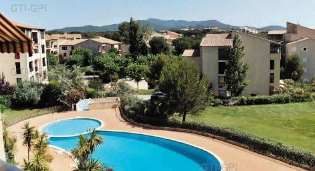 une image d'une piscine dans un appartement dans l'établissement Résidence Jardins D Azur C - T2 avec piscine collective a deux pas de la mer MAE-2631, à Six-Fours-les-Plages