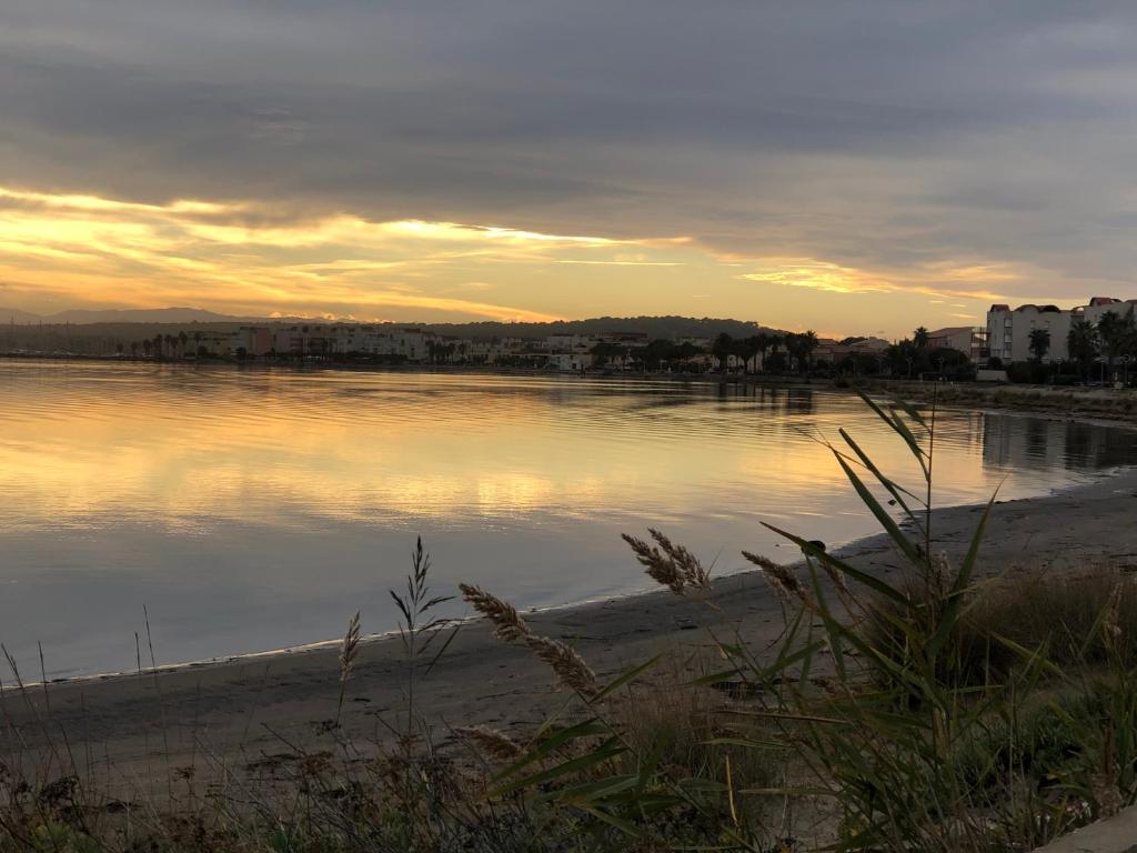 - une vue sur une étendue d'eau au coucher du soleil dans l'établissement Studio cabine 4 pers, plage du Grazel, à Gruissan