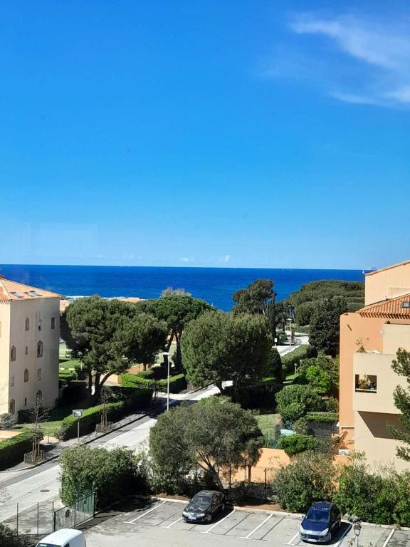 - une vue sur l'océan depuis un parking dans l'établissement Résidence Alisier - T2 dans le domaine de la Coudoulière proche de la mer MAE-1191, à Six-Fours-les-Plages