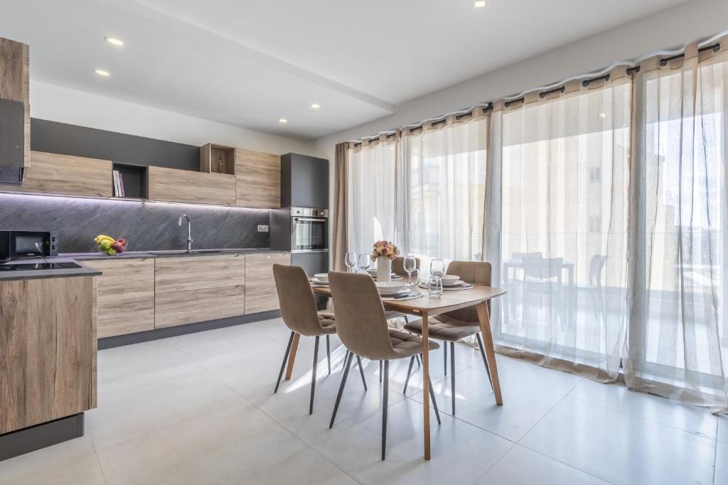 Kuchyň nebo kuchyňský kout v ubytování Stay Steps Away From The Sea in Sliema - Sleeps 4