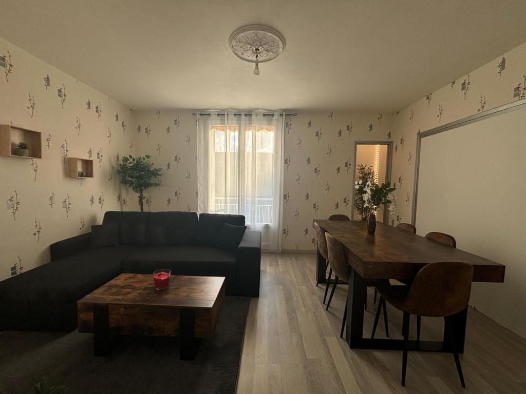 un salon avec un canapé et une table dans l'établissement appartement type 5 proche circuit des 24h du mans, au Mans