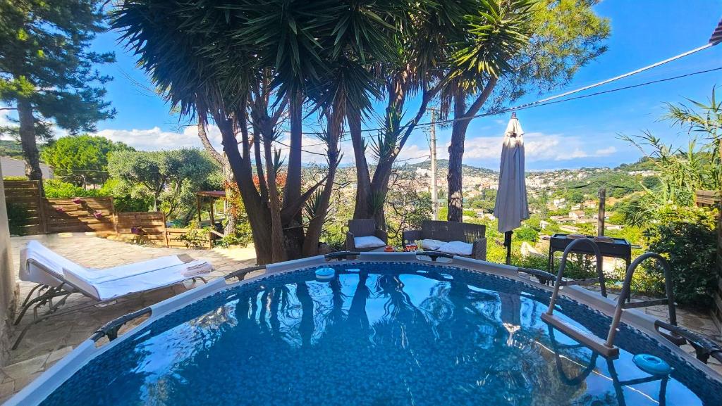 une piscine dans une cour avec un palmier dans l'établissement F3 dans une villa SuperCannes, à Vallauris
