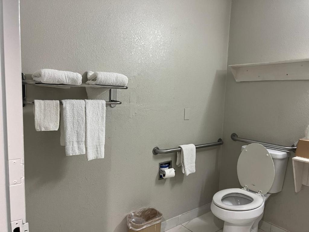 Motel 6 Tulsa, OK Airport - King Room - Acceso A La Discapacidad