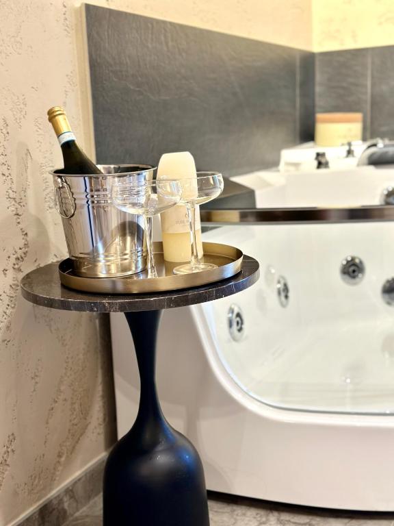 Foto dalla galleria di Falco Boutique Home with Jacuzzi a Napoli