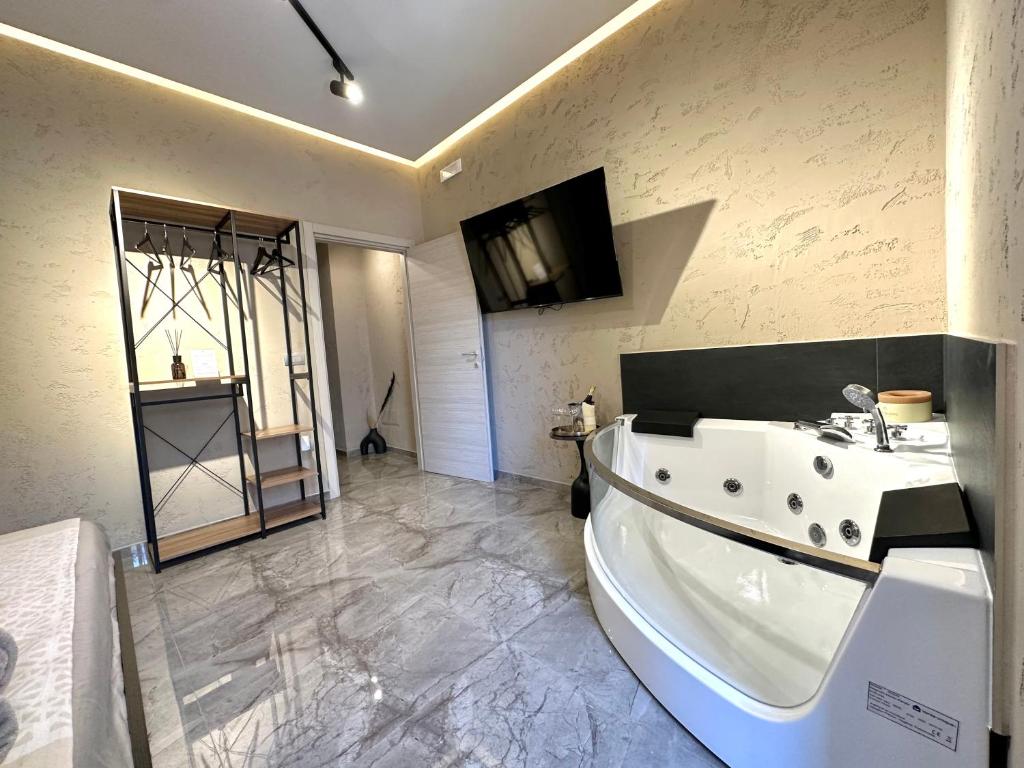 TV o dispositivi per l'intrattenimento presso Falco Boutique Home with Jacuzzi
