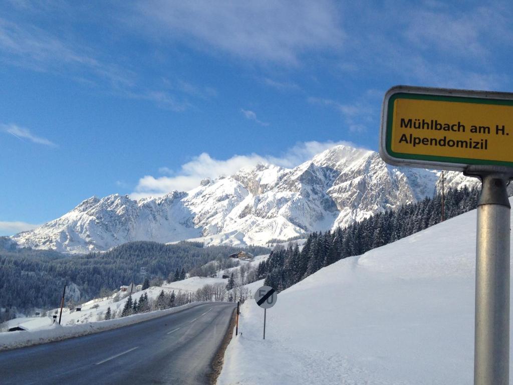 a sign on the side of a road with a mountain at Alpendomizil Pia in Mühlbach am Hochkönig