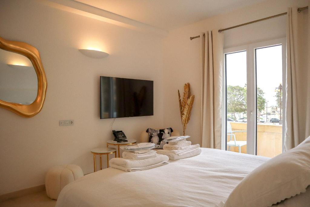 Posteľ alebo postele v izbe v ubytovaní The White Knight Premium Boutique Hotel