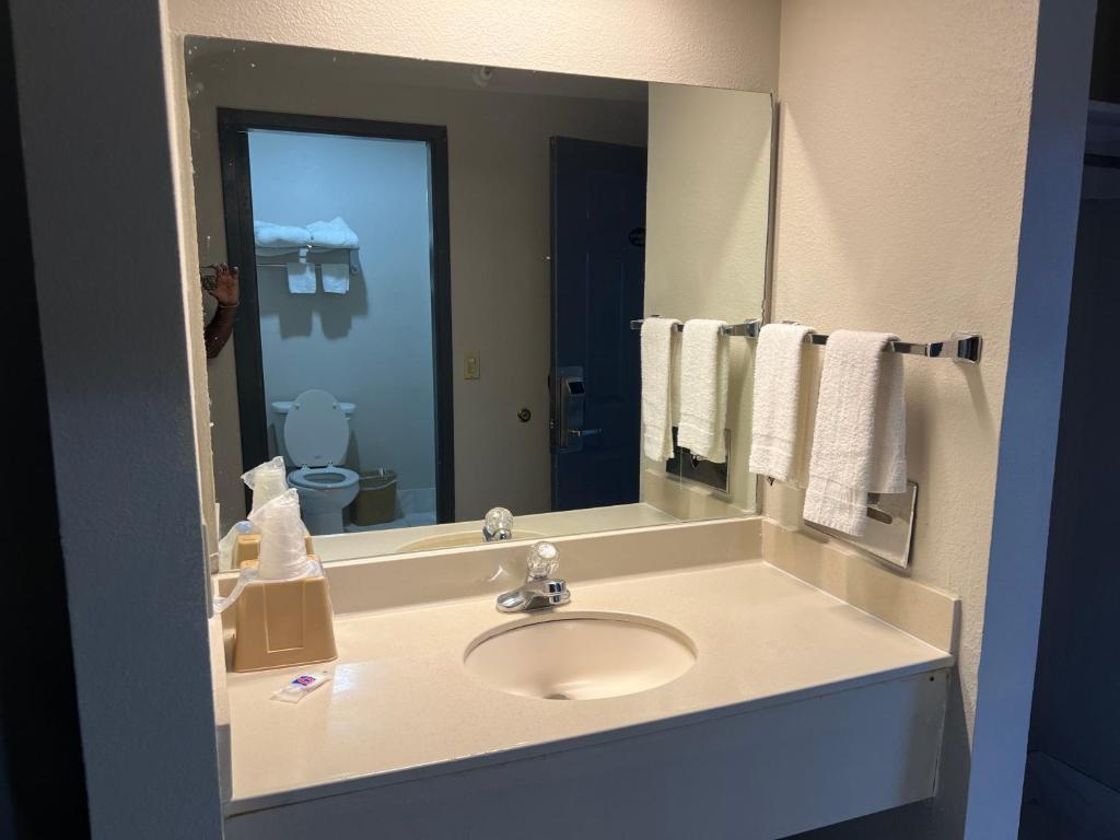 Motel 6 Tulsa, OK Airport - Room King Con Baño De Spa - No Fumadores