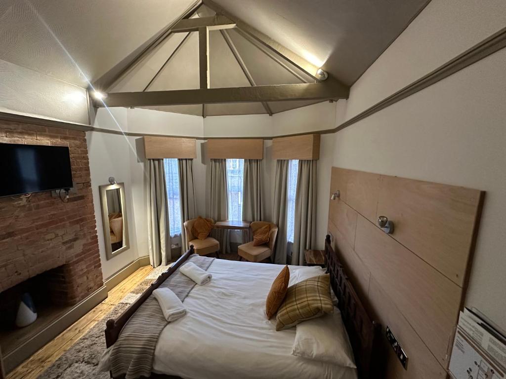 a bedroom with a large bed in a room at Room For Rent Guest House in Luton