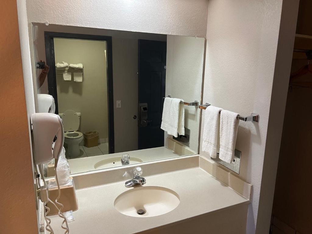 Motel 6 Tulsa, OK Airport - Room King Estándar