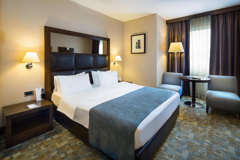 Кровать или кровати в номере Midtown Hotel