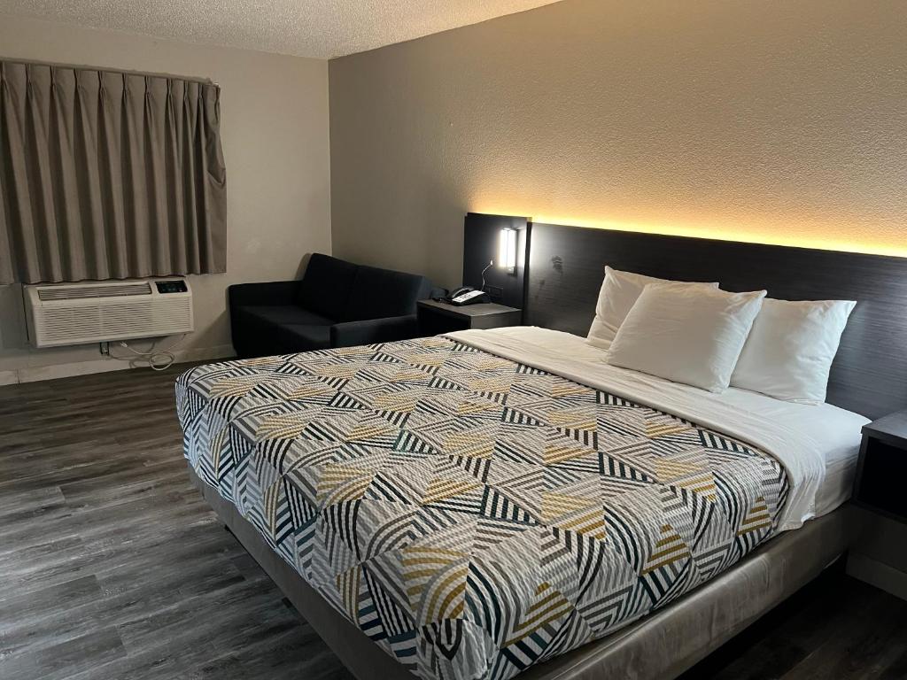 Motel 6 Tulsa, OK Airport - King Studio Con Sofá Cama - No Fumadores