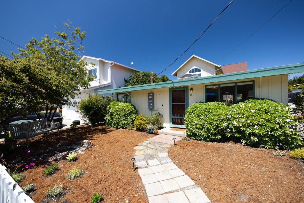 une maison avec un jardin devant dans l'établissement Private Cottage House - Walk to Beaches HarborFood Trials so much more, à El Granada