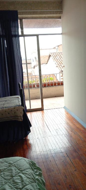 La Perla Cuencana Hostal - Cama En La Habitación Del Dormitorio De 4 Camas