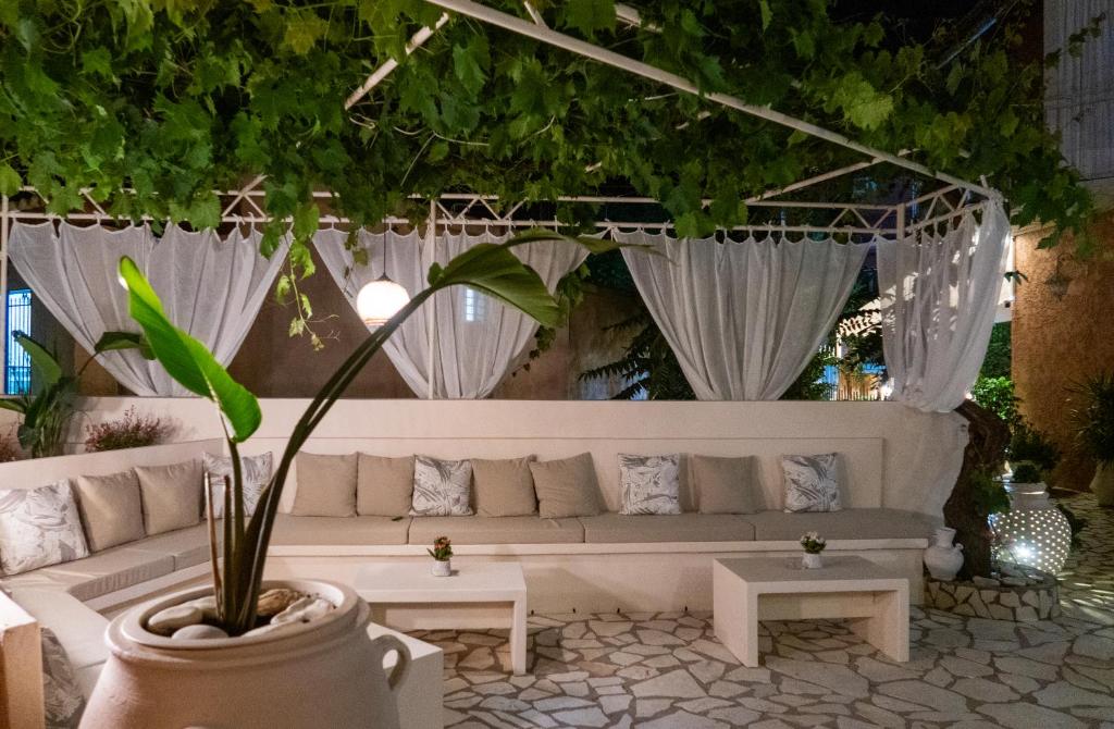 Cristina Apartments - 3