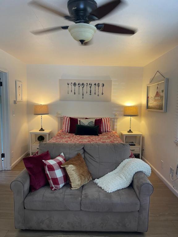 Redwood Hollow Cottages - Modernes Studiohaus