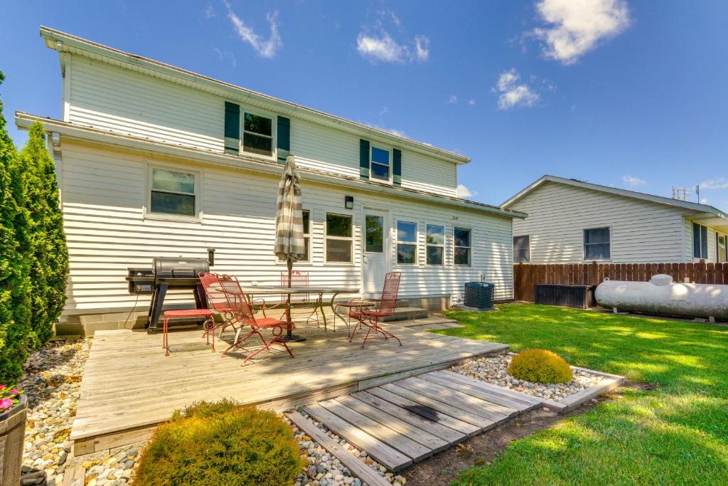 Zahrada ubytování Howe Retreat with Fire Pit and Private Boat Dock!