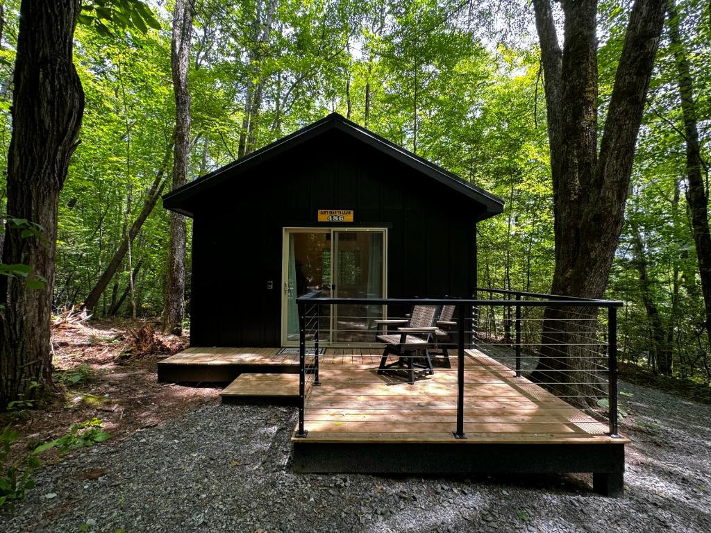 Φωτογραφία από το άλμπουμ του Family Glamping Cabin-Can't Bear to Leave at Valley Bear Farms Resort σε Balsam Grove