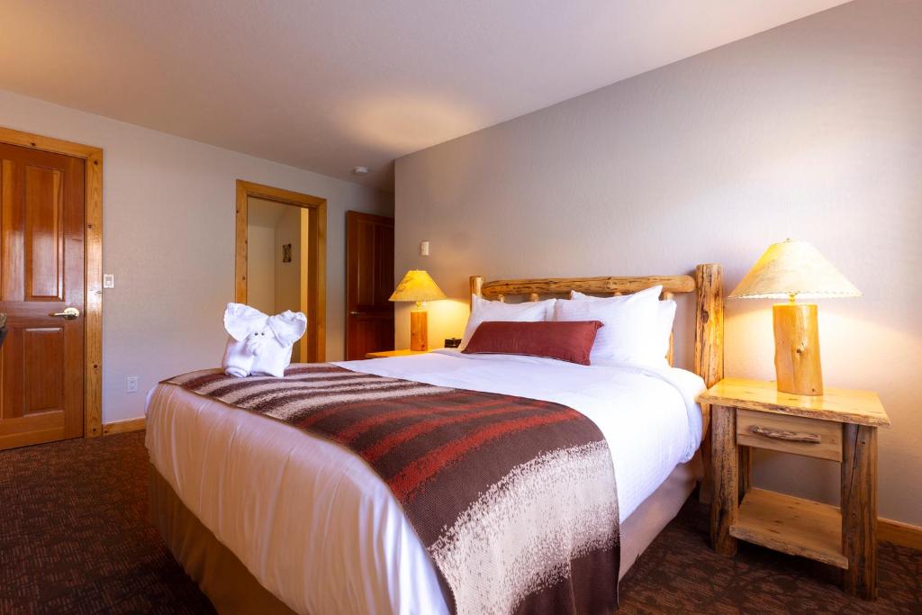 En eller flere senge i et værelse på Red Wolf Lodge at Olympic Valley