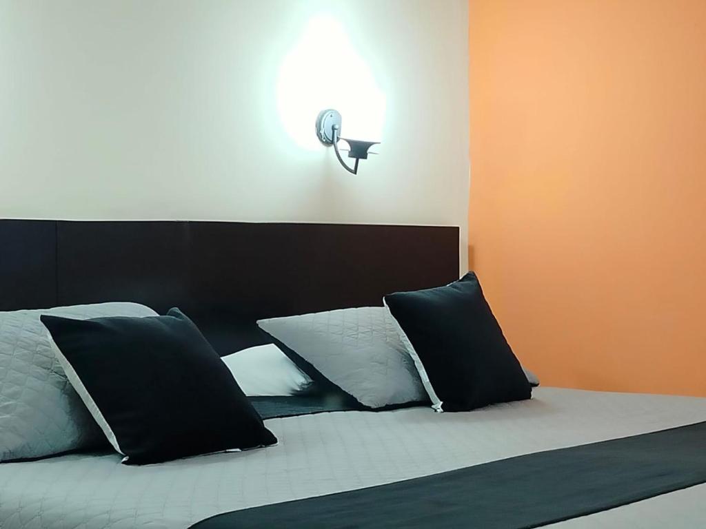 Säng eller sängar i ett rum på Hotel La Herreria Colonial