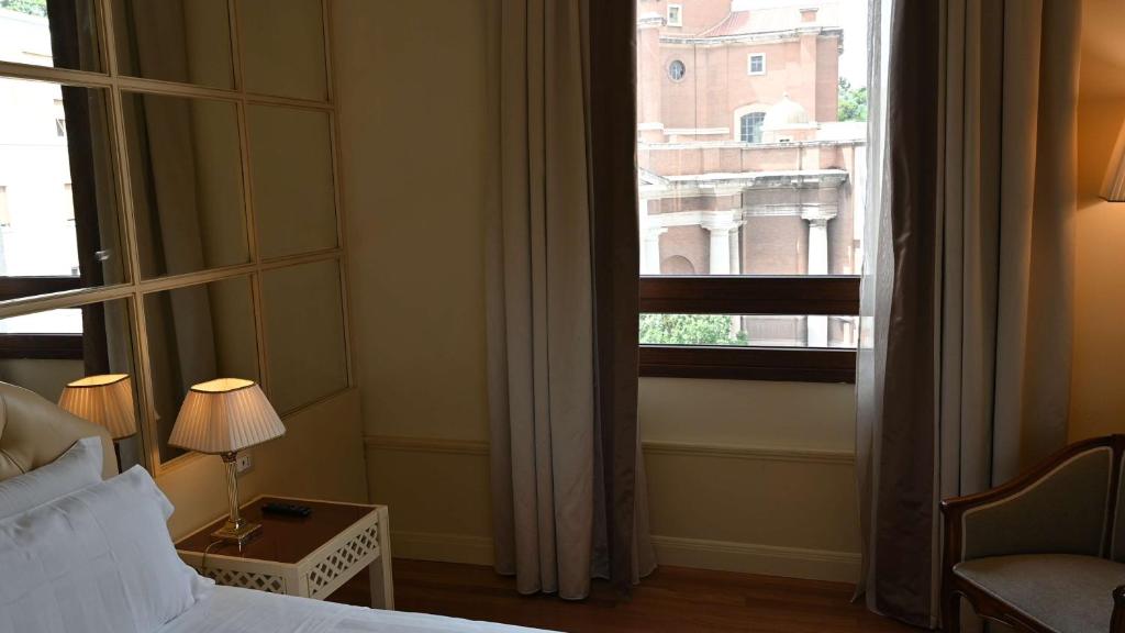 Postel nebo postele na pokoji v ubytování Radisson Blu GHR Rome
