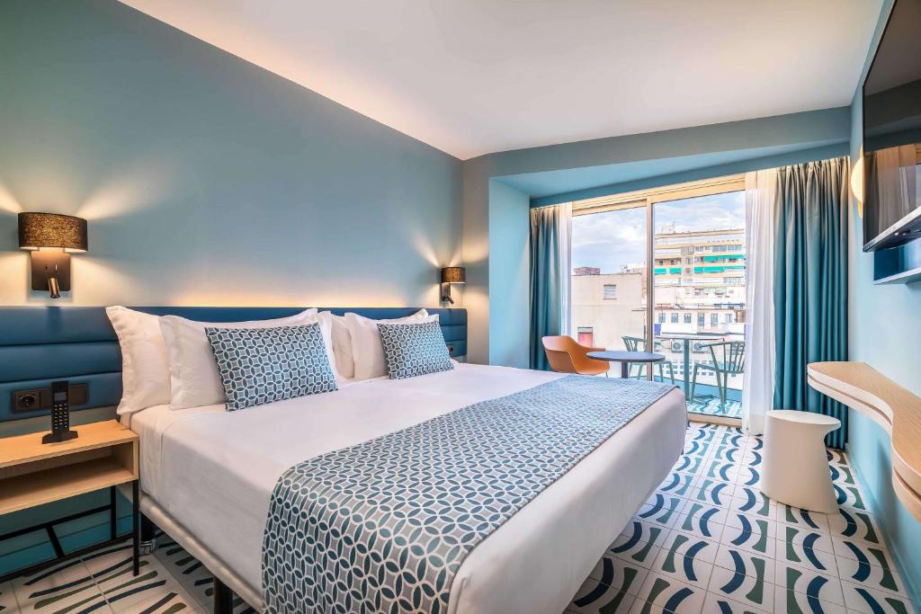 Postel nebo postele na pokoji v ubytování Barceló Benidorm Beach - Adults Recommended