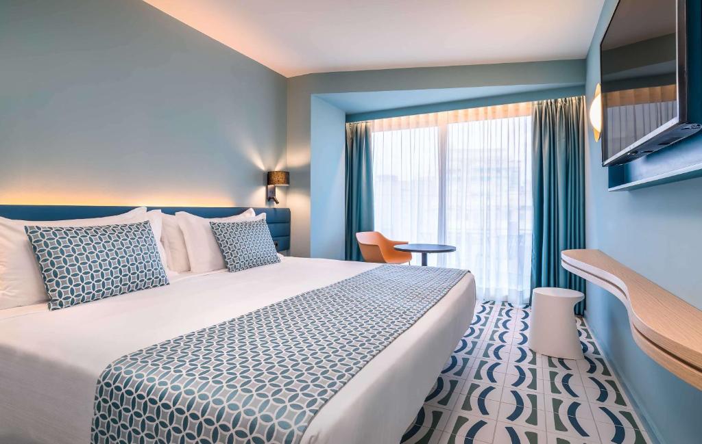 
Deluxe Double Room with Side Sea View
