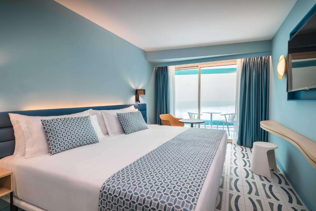 Postel nebo postele na pokoji v ubytování Barceló Benidorm Beach - Adults Recommended