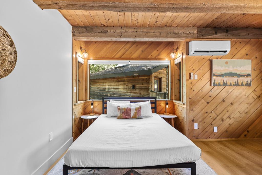 Basecamp Lodge photo