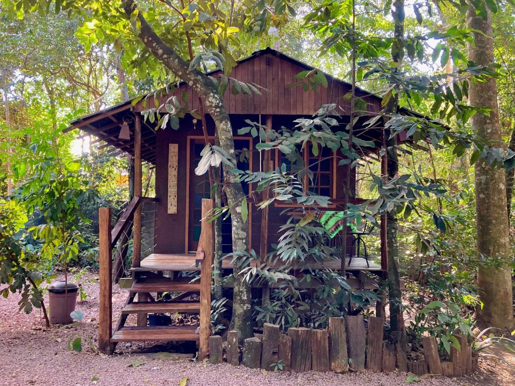 a tree house in the middle of a forest at Casinha da Mata in Chapada dos Guimarães