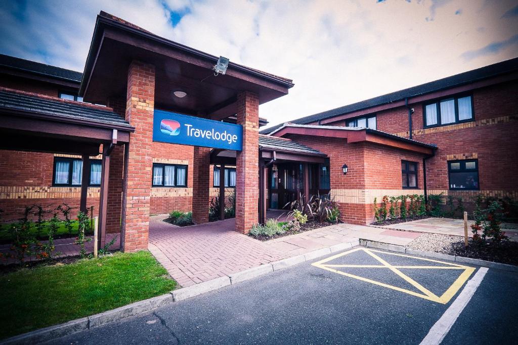 ウォーターフォードにあるTravelodge Waterfordの側面に看板がある建物