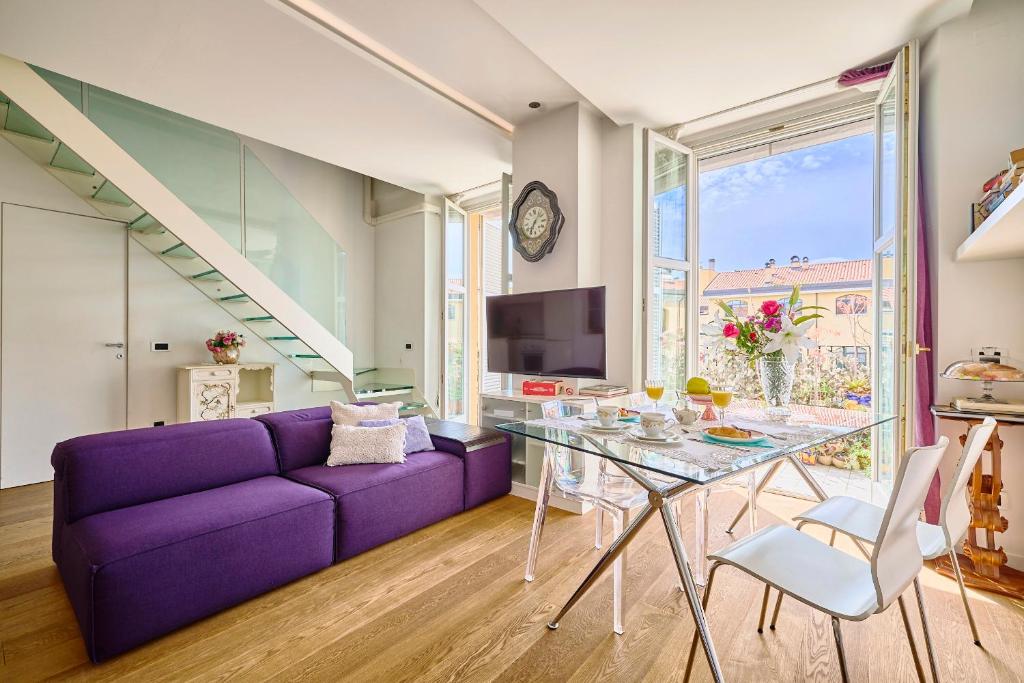 Una televisión o centro de entretenimiento en Luxy Appartment Close Navigli